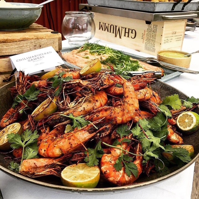 Chilimarinerade gambas på fat