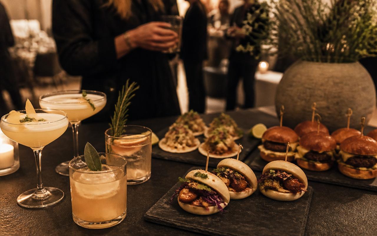Cocktails med bao, minitacos och sliders på skifferbrickor