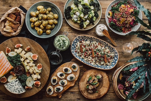 Grönt julbord med vegetariska tallrikar