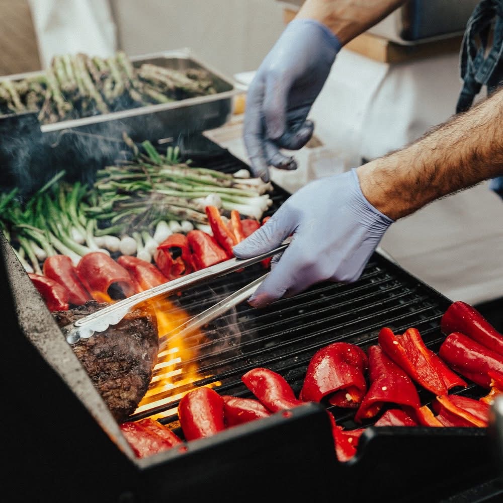 Grönsaker och kött på grillen