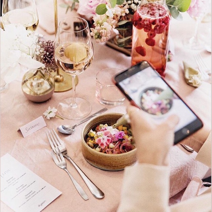 Uppdukat födelsedagsbord med tårta och blommor