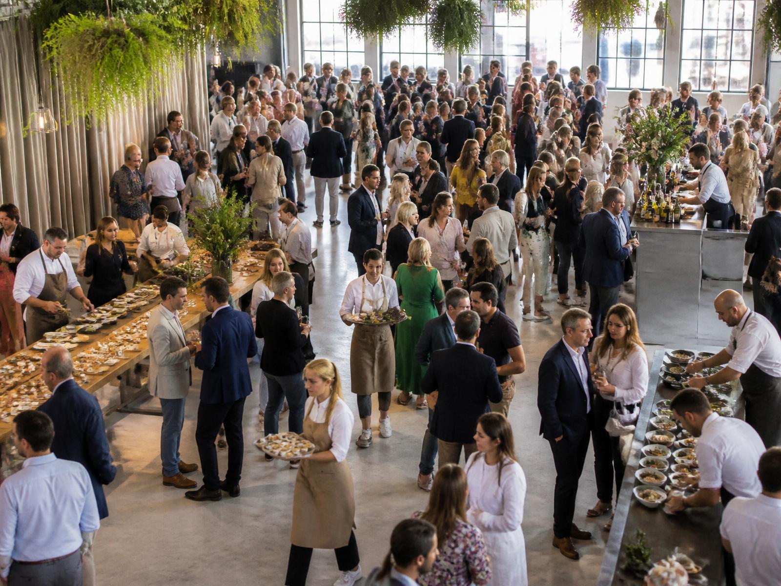 Större eventlokal med många gäster och professionell servering